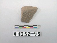 藏品(灰色夾砂折肩陶片)的圖片